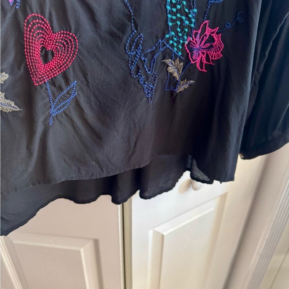 Johnny Was EUC XL Silk Black Floral Embroidered Blouse 🌸🐝🩷💙 - Picture 4 of 7